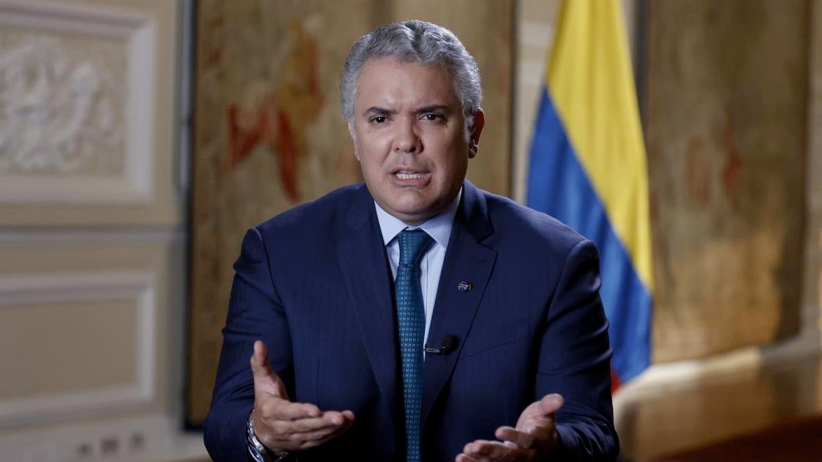 Burlas a Iván Duque por parecer 'borracho' en un homenaje junto a militares