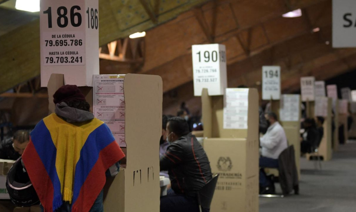Ya son 65 los precandidatos presidenciales que buscan aval con firmas para 2026