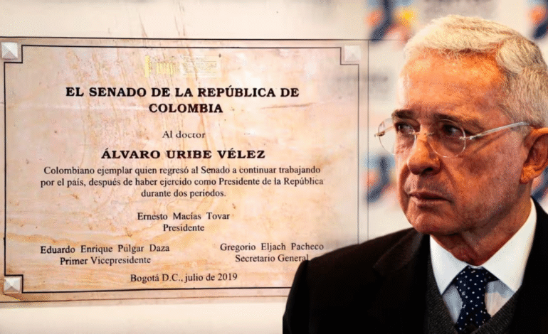 Representante de la Cámara pide retirar placa conmemorativa de Álvaro Uribe en el Congreso