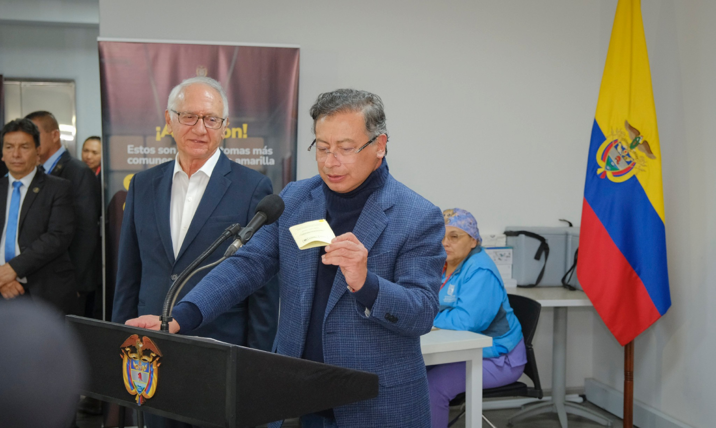 Ministro de Salud asumirá funciones presidenciales durante viaje de Petro a China: este es el decreto oficial