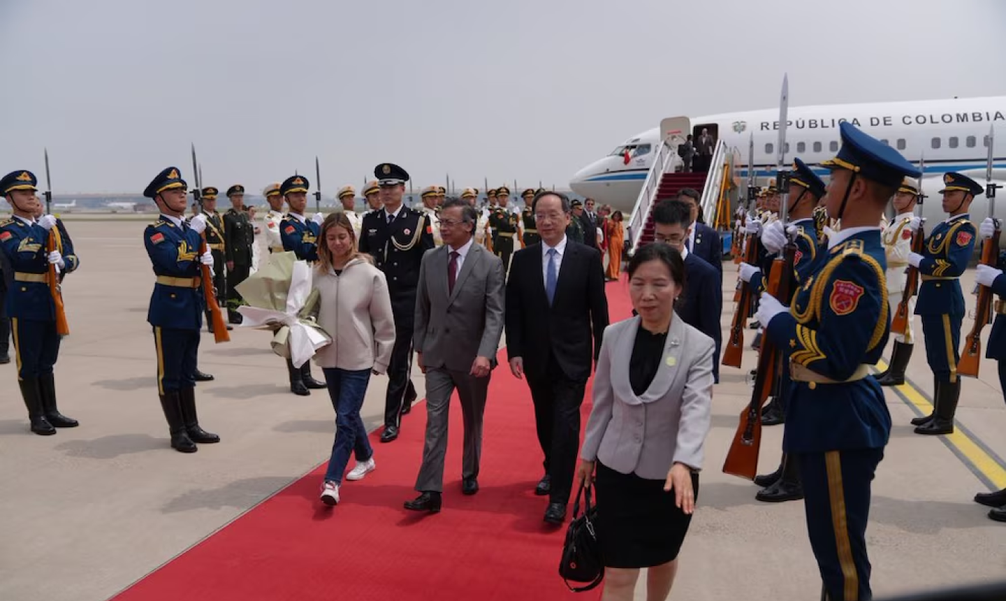 Petro viaja a China para vincular a Colombia a la Ruta de la Seda