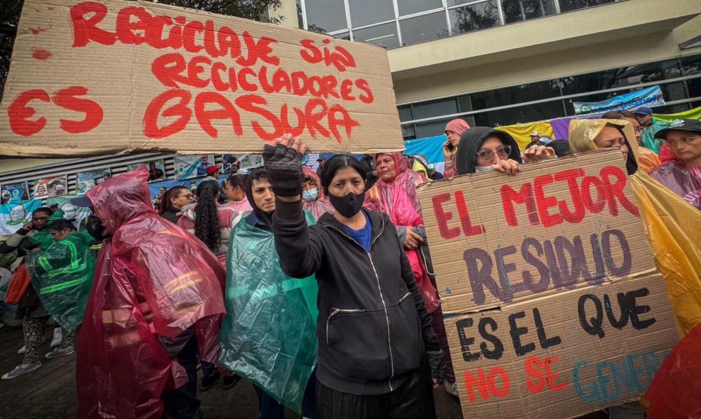 Protesta de recicladores en Bogotá por norma que, según el gremio, afecta su sustento
