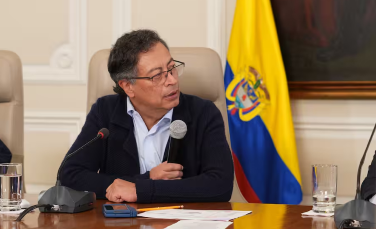 Petro advierte que el Estado no pagará deudas privadas de las EPS y anuncia traslado de recursos a la Nueva EPS