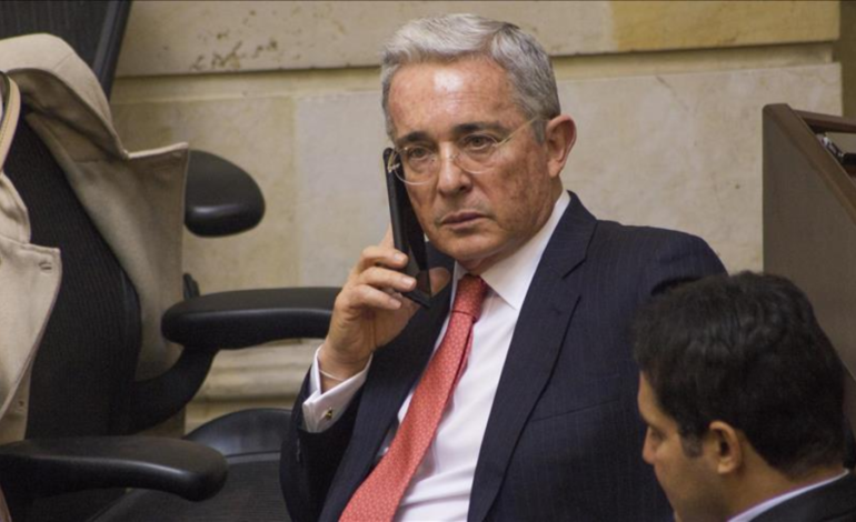 Proponen que senador electo renuncie para permitir regreso de Uribe al Congreso