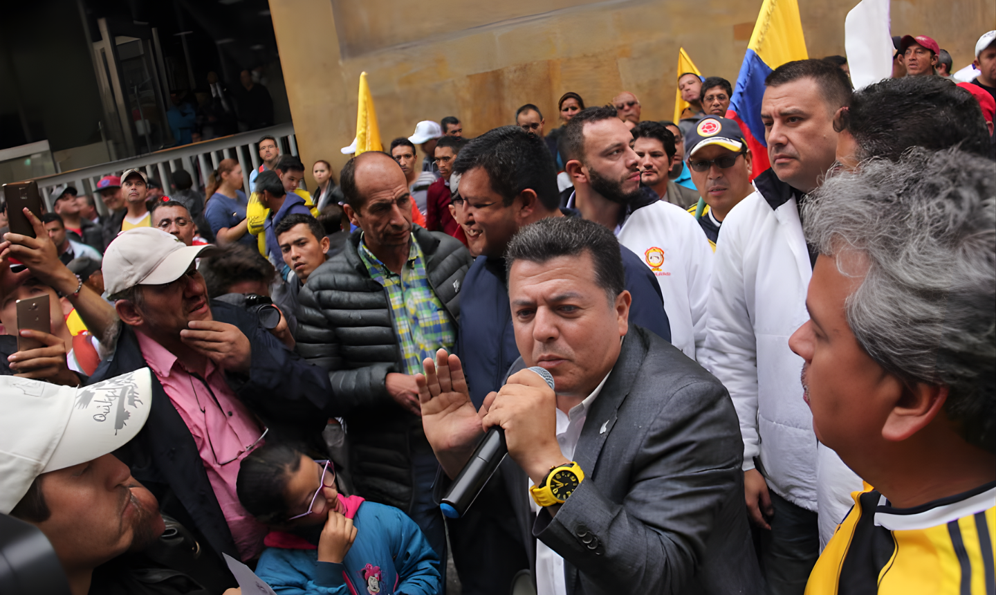 Líder de taxistas cuestiona a Uribe por propuesta a mototaxistas: “No engañemos a la gente”
