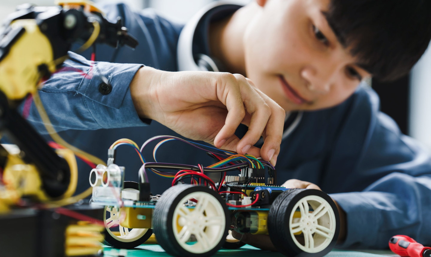 Gobierno impulsa vocaciones científicas con inversión de más de $5.000 millones en educación STEM